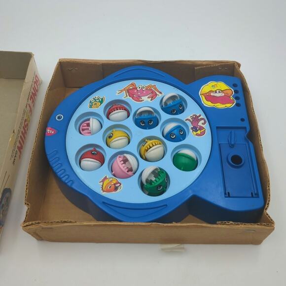 Vintage Gone Fishin' Game 1979 Incomplete No Poles Not Tested Play Zone Ages 4+ - Picture 3 of 4